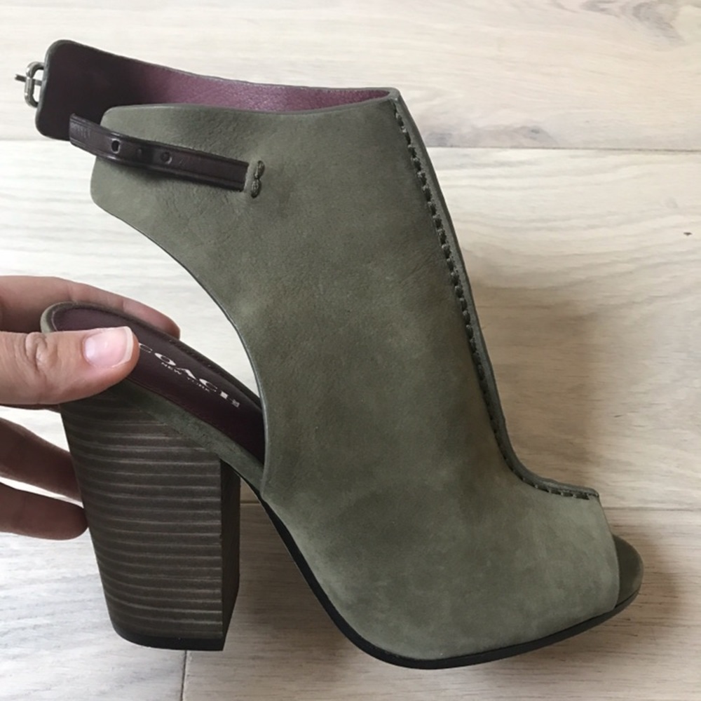 Coach shows green or blush 7.5